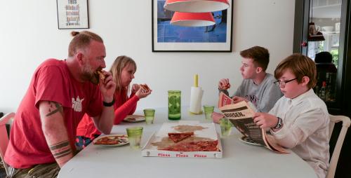 Billeder fra videoen med 6 læsetips - Familien spiser ved middagsbordet